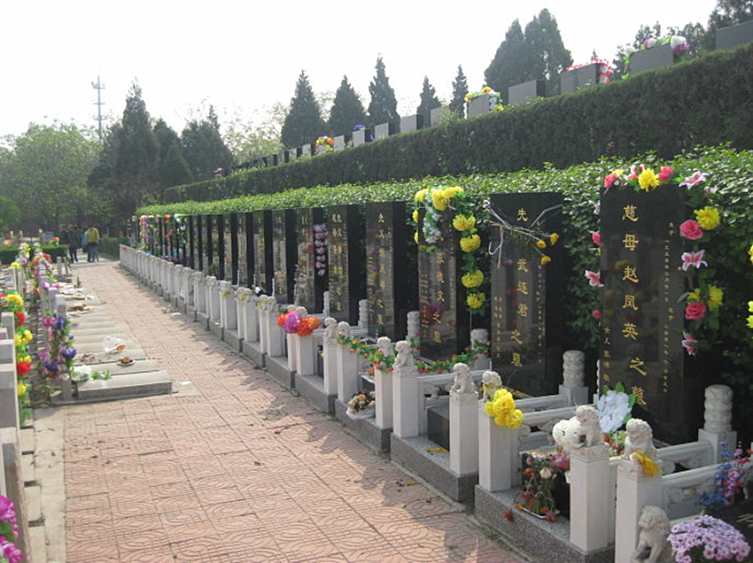人民公墓,自1950年建立初始,北京八宝山人名公墓就一直在石景山区广受