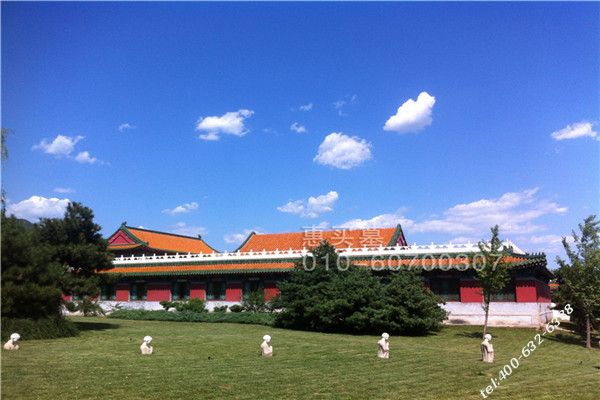 如果考虑交通便利，环境优美的陵园，就选天寿陵园。